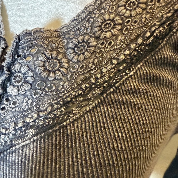 LUCKY BRAND Women's Gray EMBROIDERED -Trimmed Top Waffle knit 95% Cotton Sz XS - Picture 3 of 9